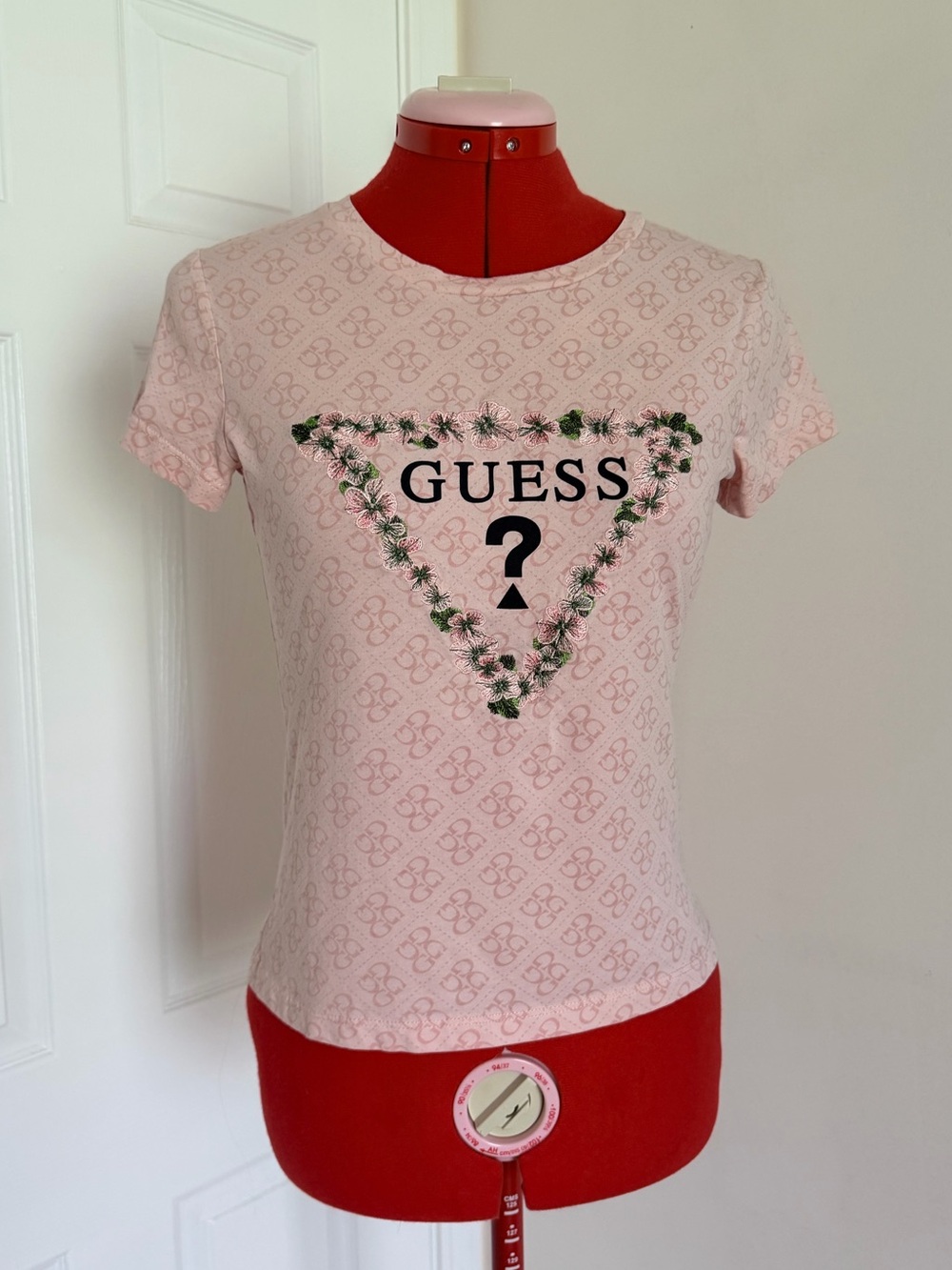 NWOT Y2K GUESS Pink Embroidered Floral Logo Baby Tee T-Shirt Monogram XS-S